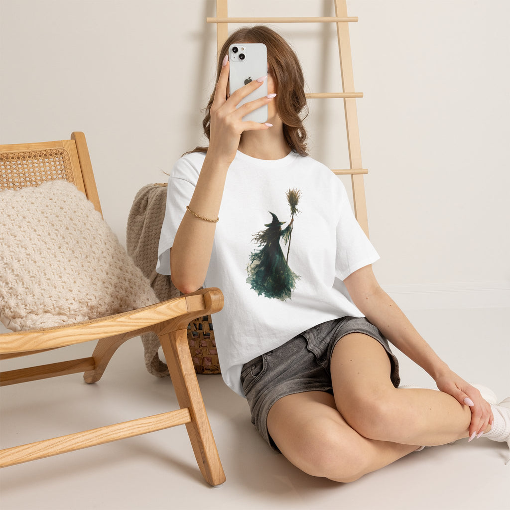 Playera Bruja Acuarela · Silueta Mística con Escoba · Regalo Gótico de Halloween