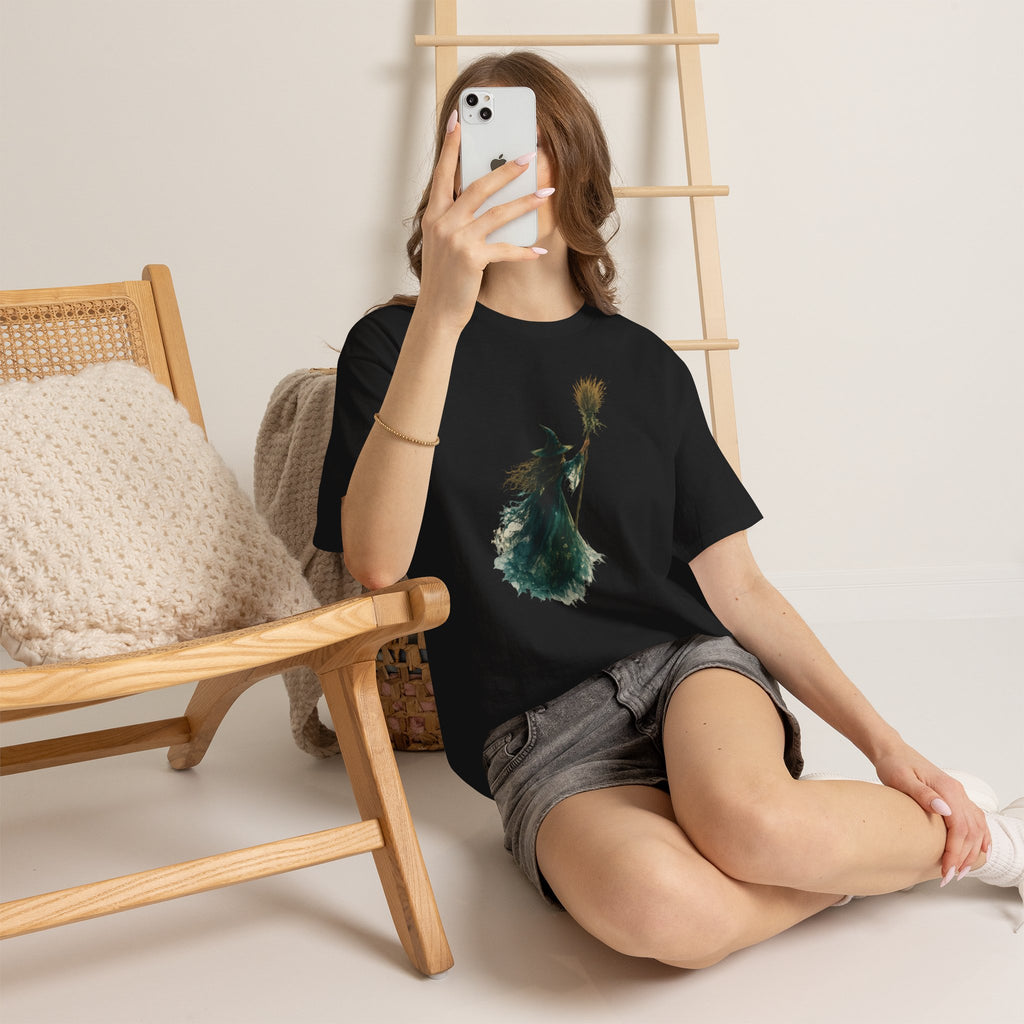 Playera Bruja Acuarela · Silueta Mística con Escoba · Regalo Gótico de Halloween