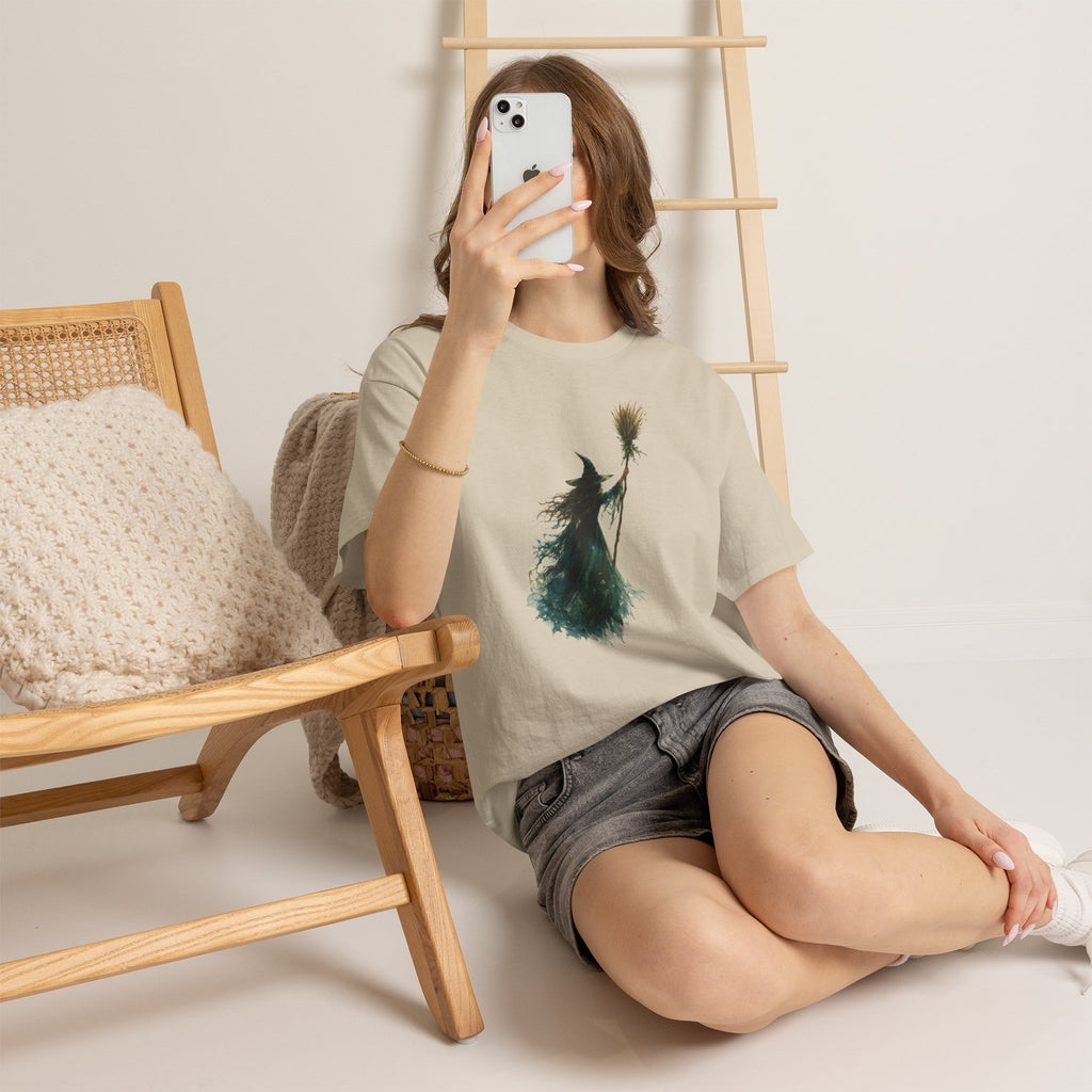 Playera Bruja Acuarela · Silueta Mística con Escoba · Regalo Gótico de Halloween