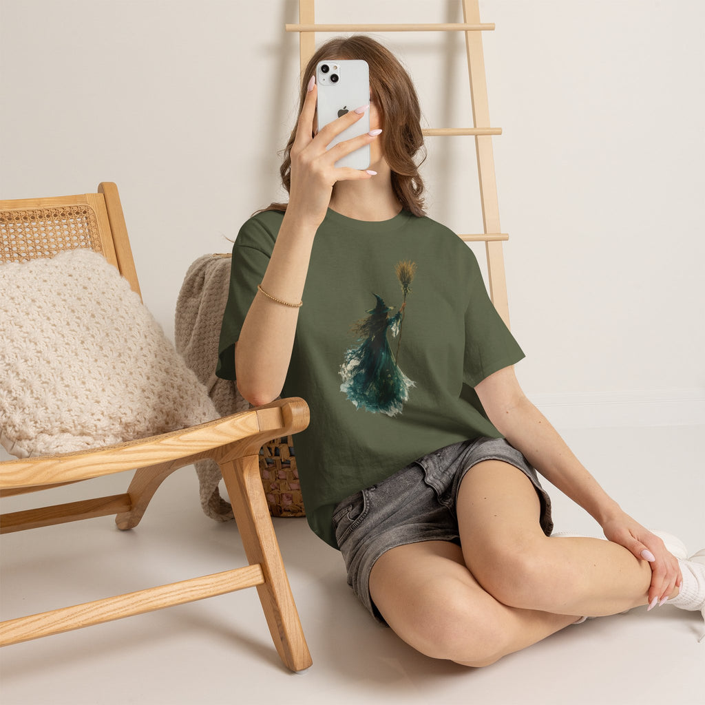 Playera Bruja Acuarela · Silueta Mística con Escoba · Regalo Gótico de Halloween