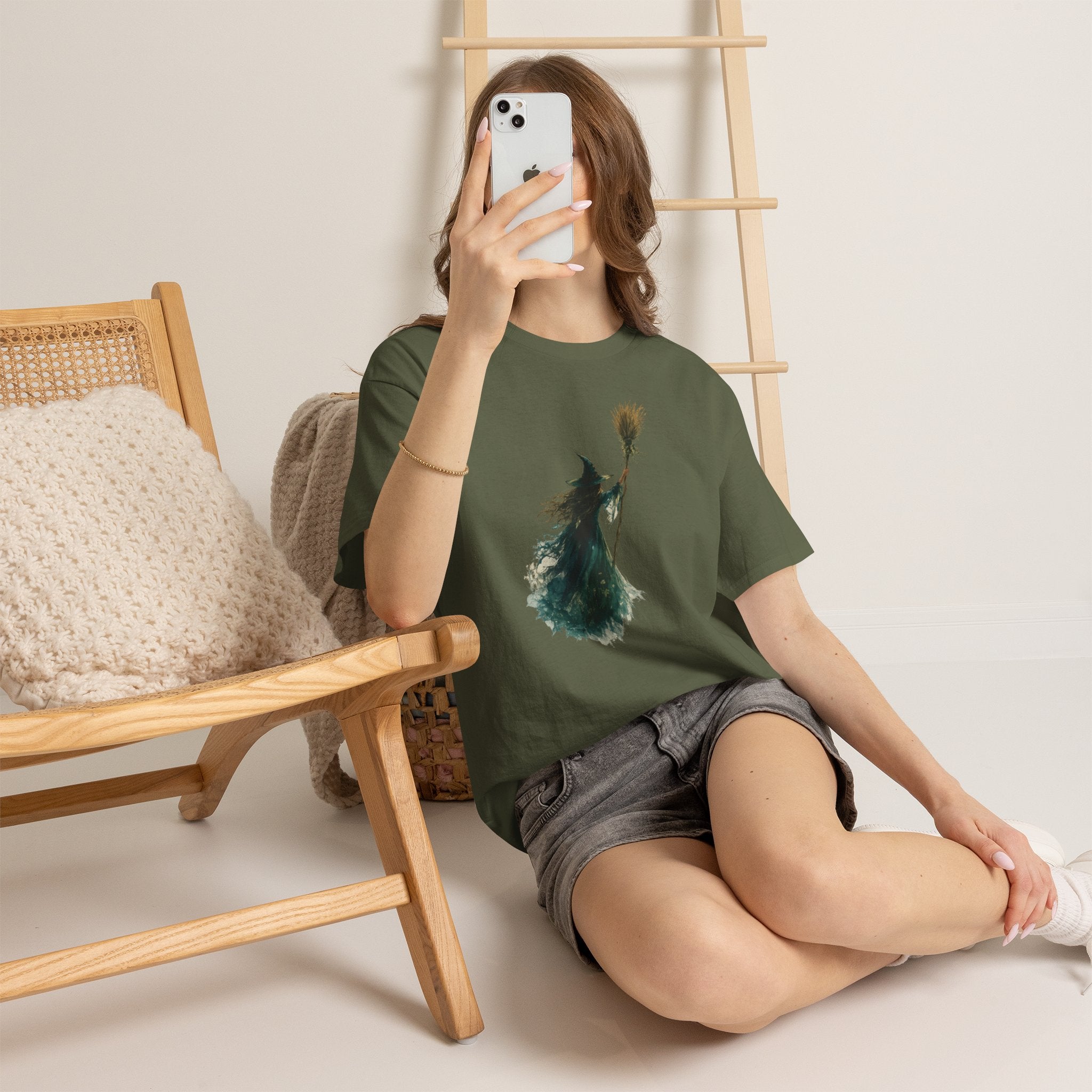 Playera Bruja Acuarela · Silueta Mística con Escoba · Regalo Gótico de Halloween
